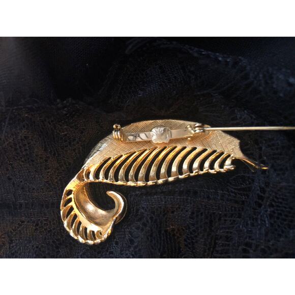 Vintage Gold tone Feather Brooch/Pin with Faux Pearls MCM 1960 - Picture 5 of 5